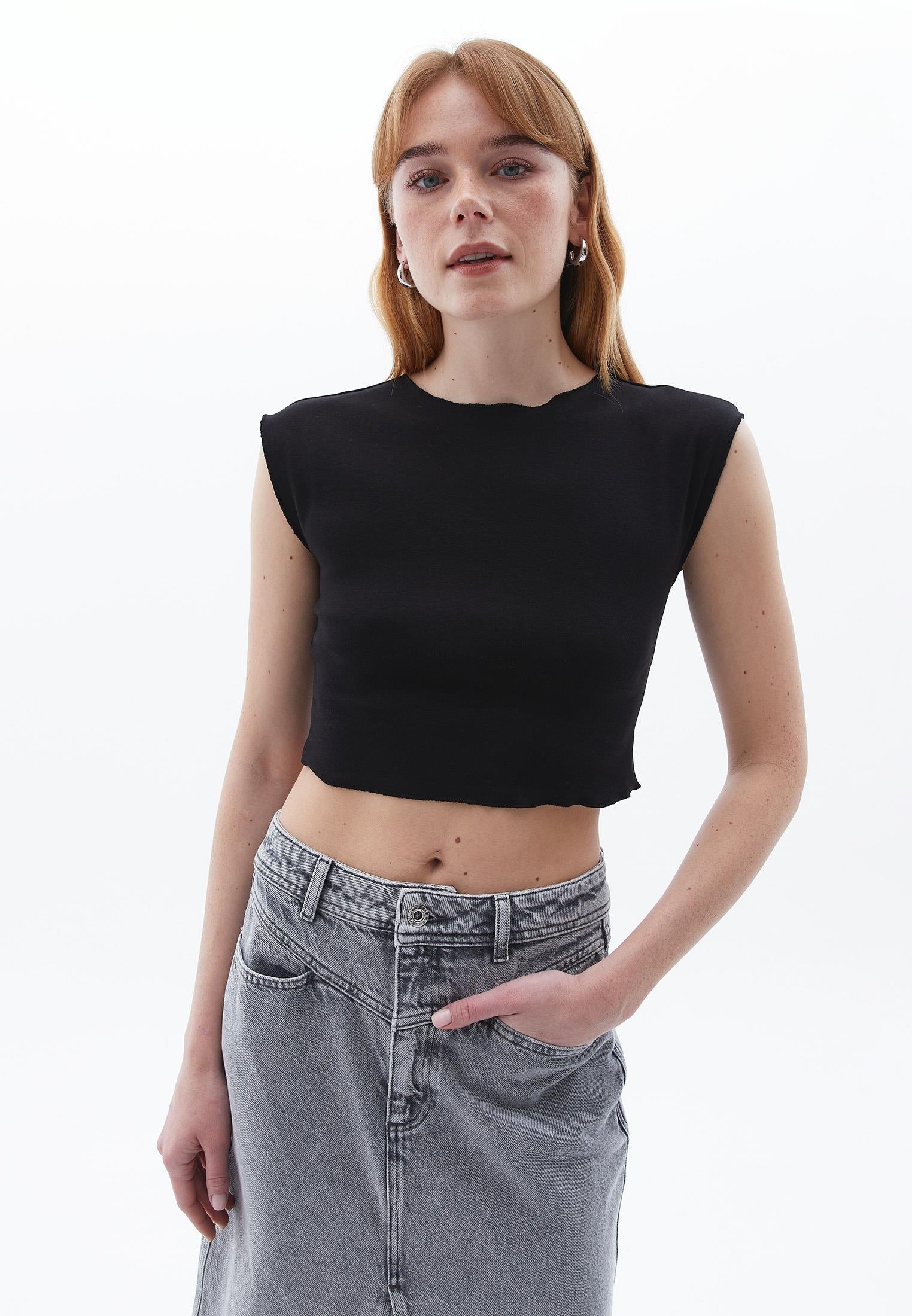 Crew Neck Short Sleeve Slim Fit Cropped T-Shirt - BLACK