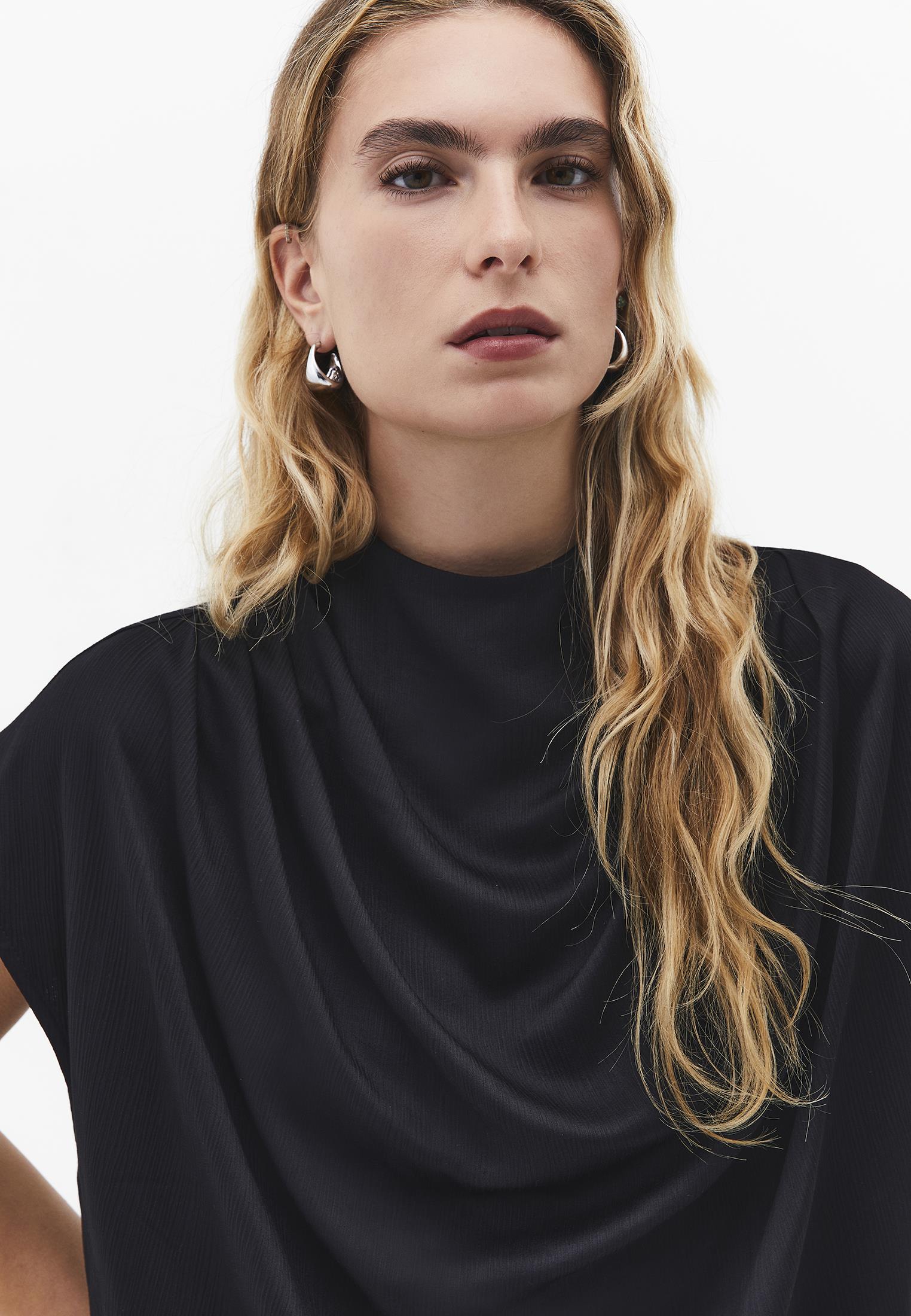 Dégaje Neck Sleeveless Blouse - BLACK