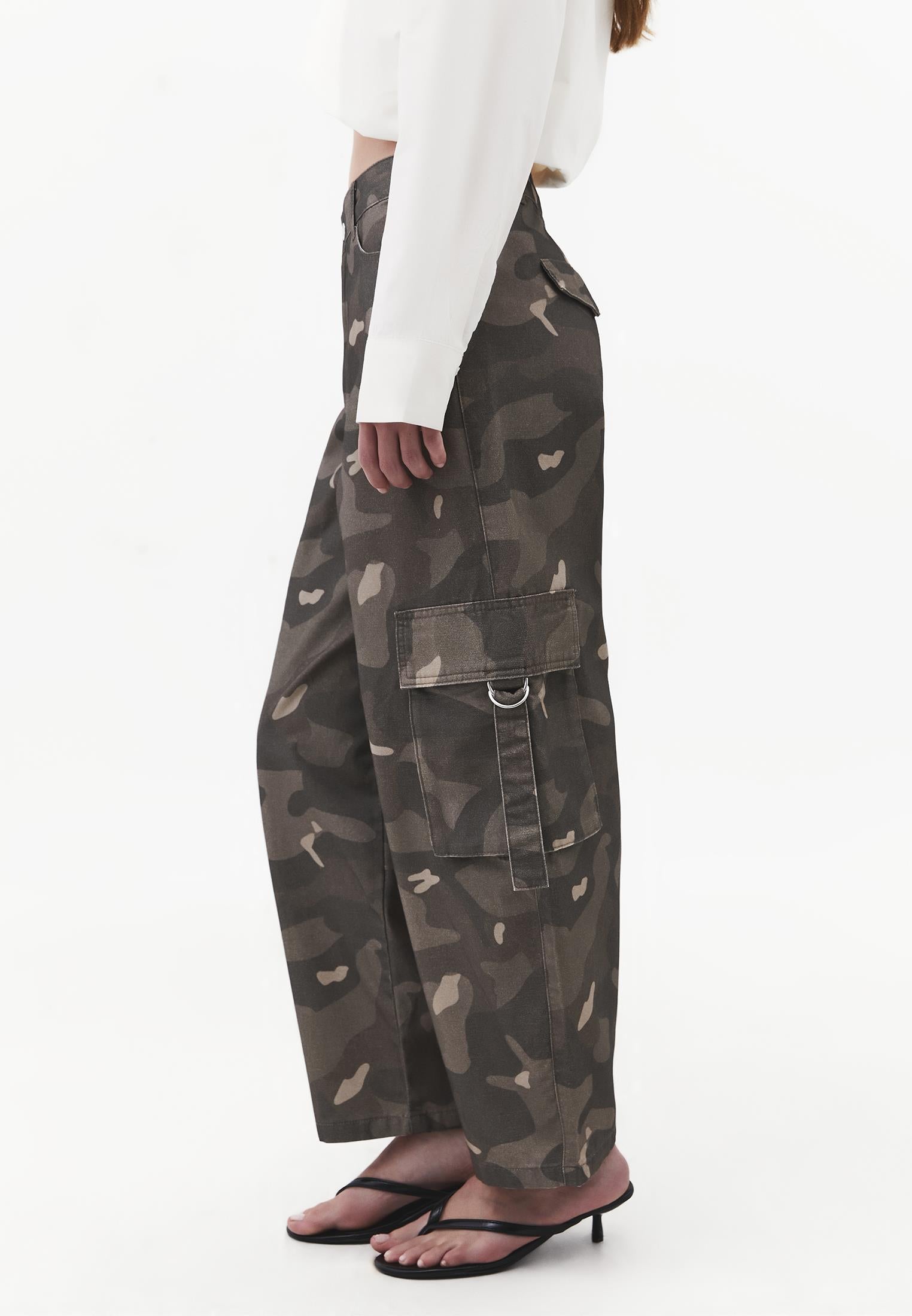 Camouflage Patterned Barrel Leg Cargo Pants - CAMO COMB