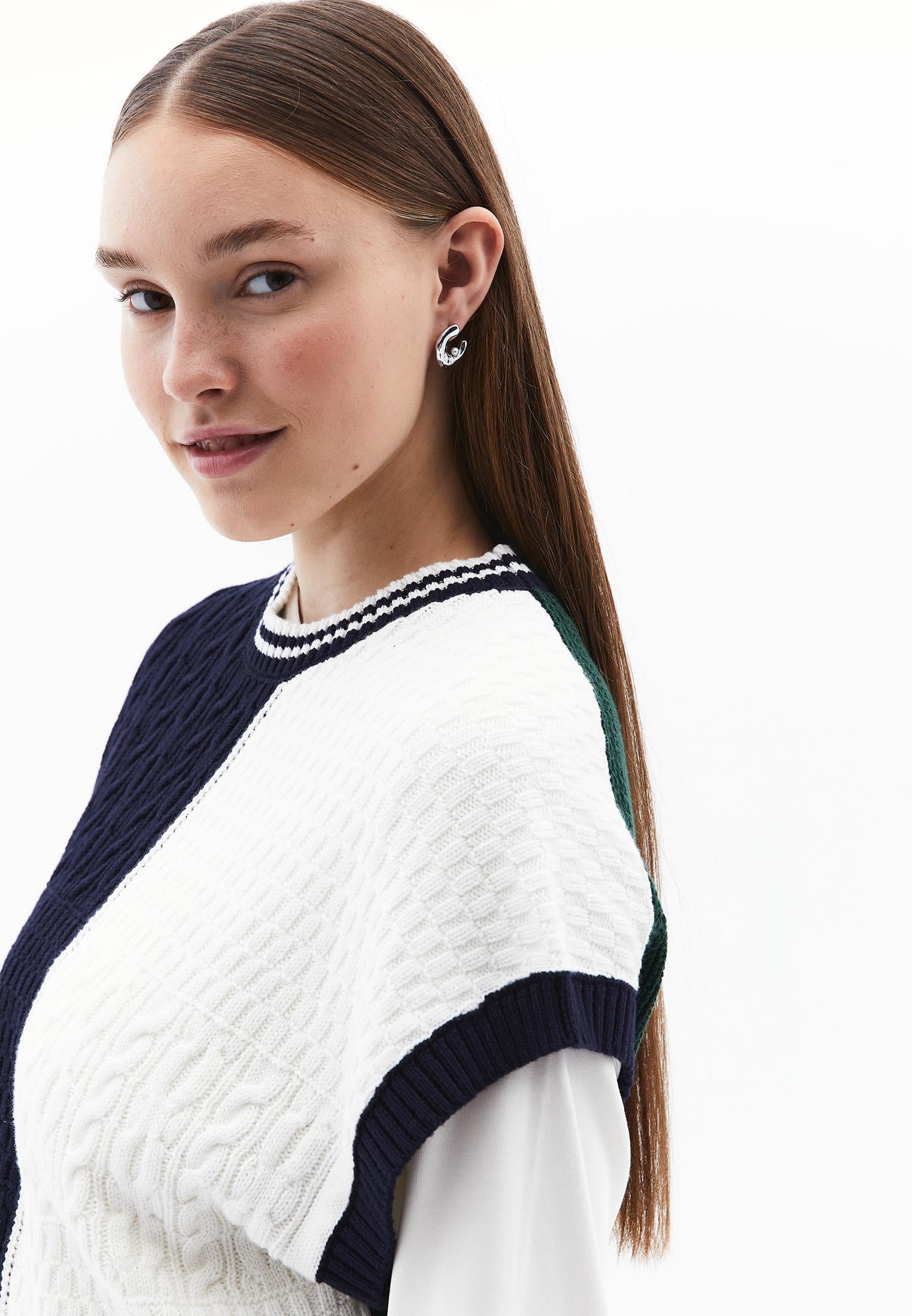 Sleeveless Vest With Knit Details - COLOR COMB