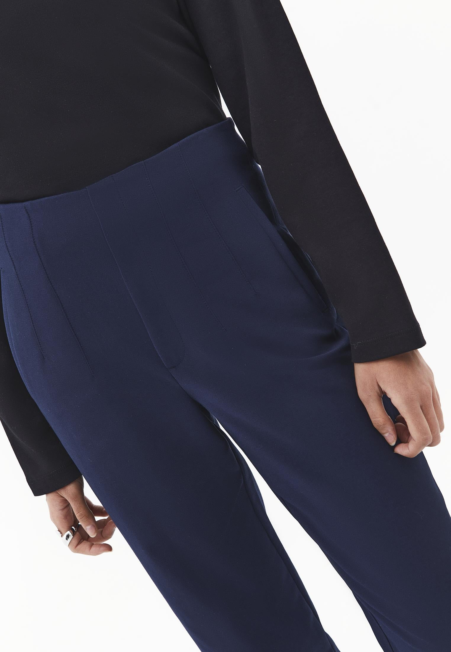 High Waist Carrot Cut Trousers - MIDNIGHT