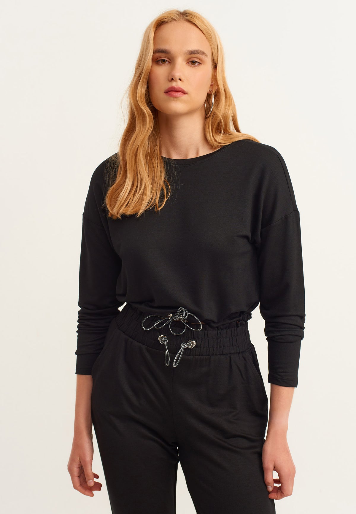 Cropped Crew Neck Long Sleeve Sweatshirt - BLACK