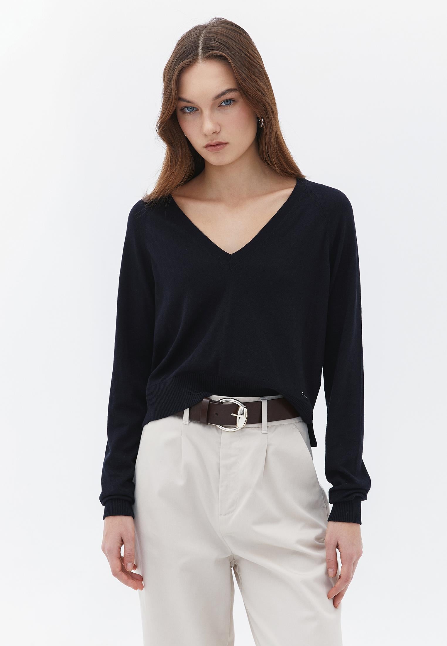 V Neck Raglan Sleeve Sweater - BLACK