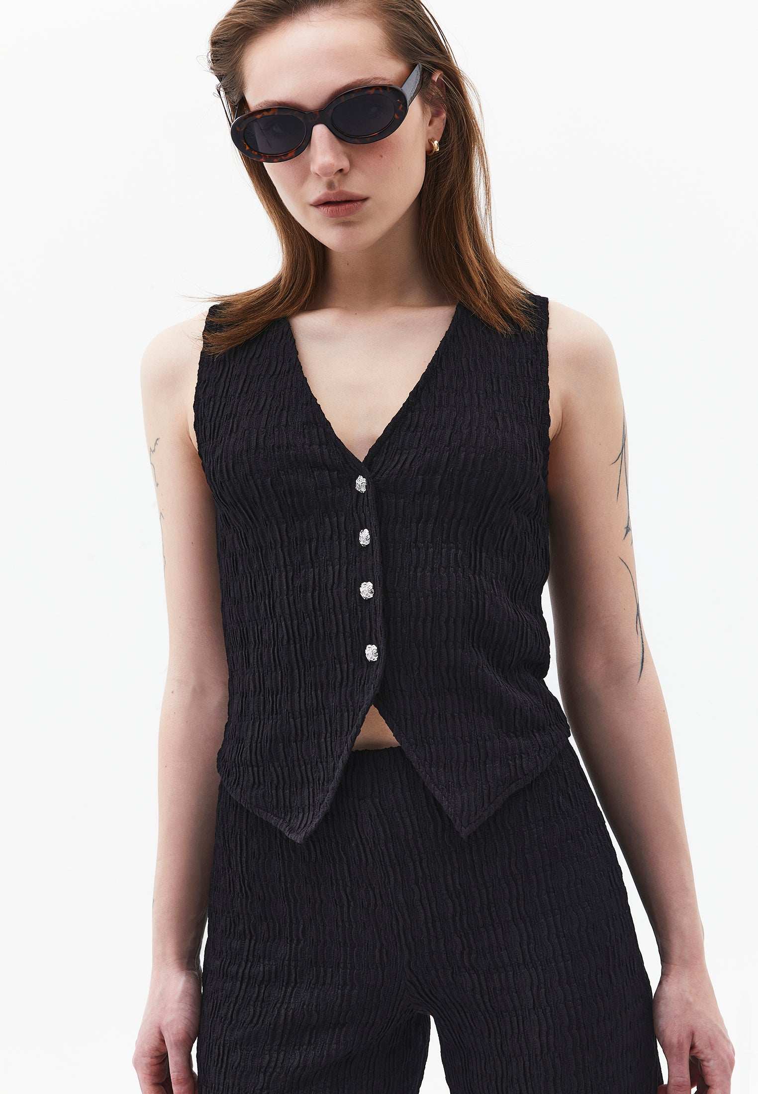 V Neck Closed Form Vest - BLACK