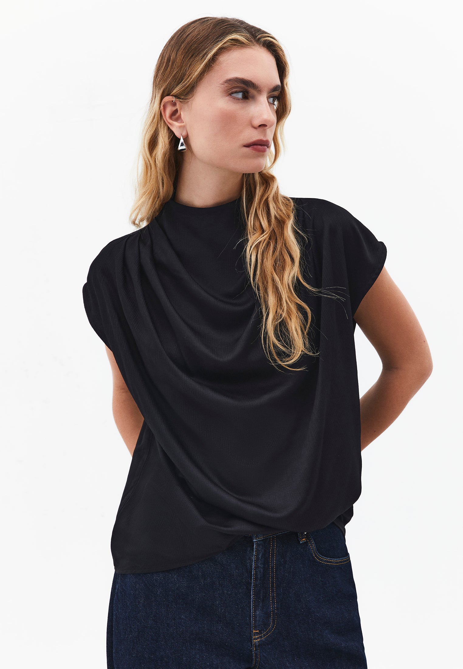 Dégaje Neck Sleeveless Blouse - BLACK
