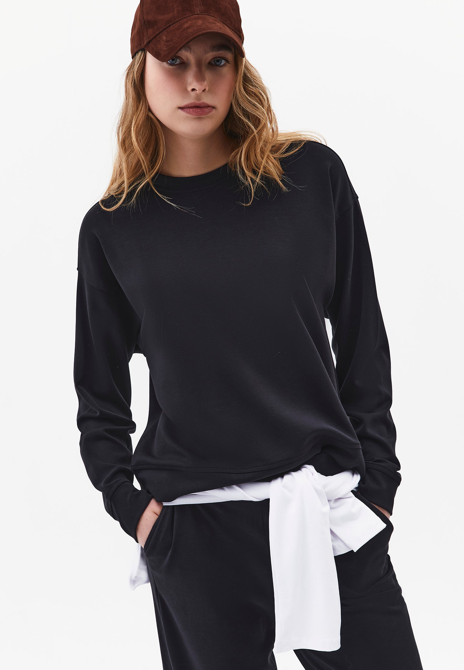 Crew Neck Long Sleeve Sweatshirt - BLACK