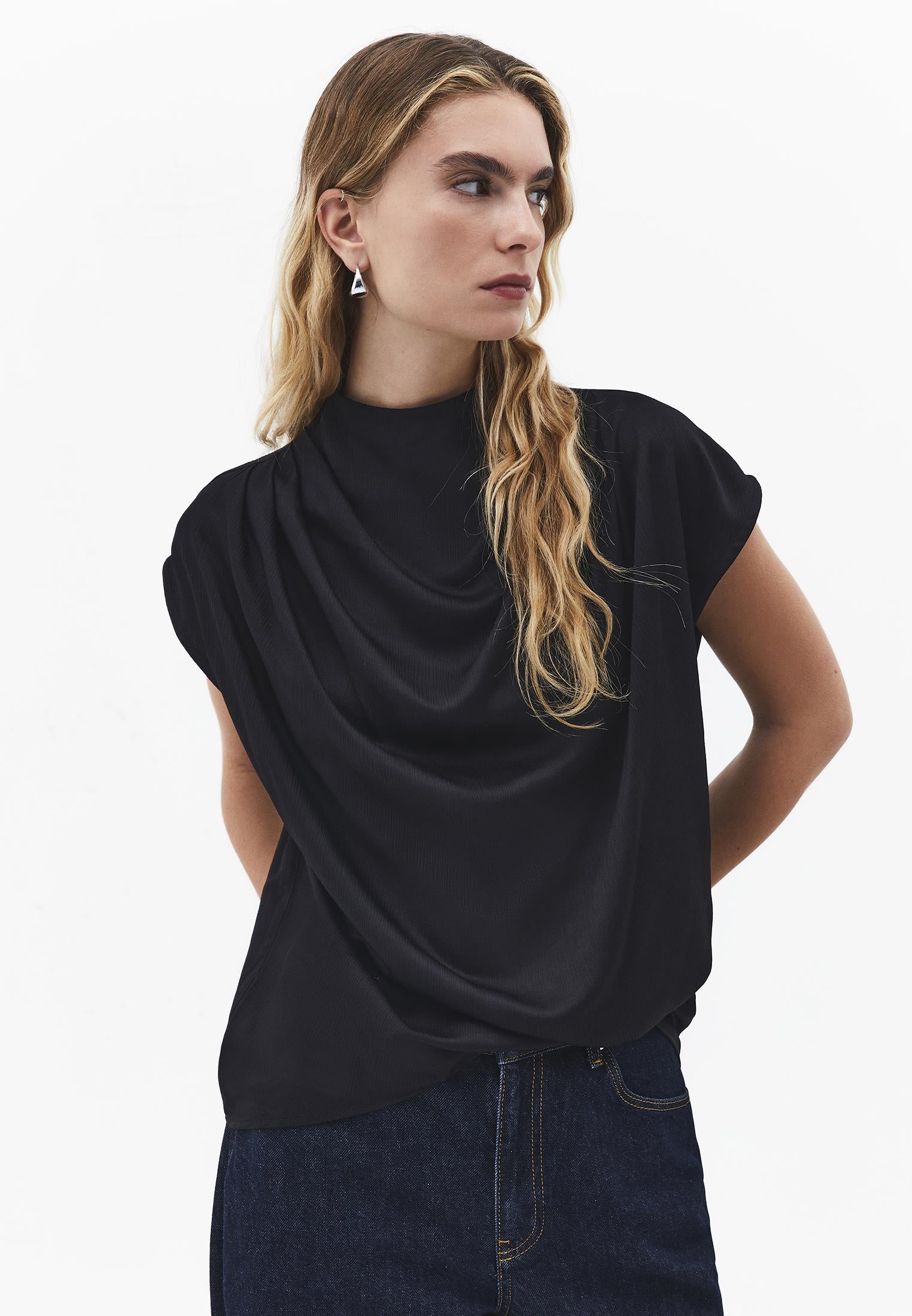 Dégaje Neck Sleeveless Blouse - BLACK