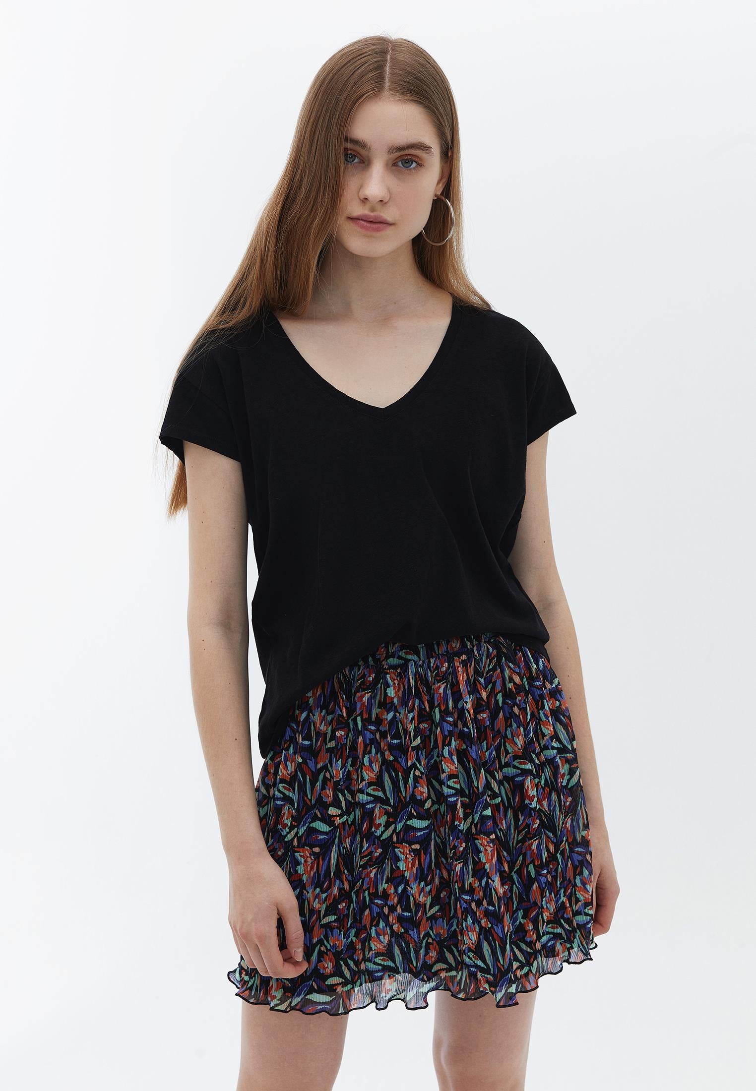 V Neck Linen T-Shirt - BLACK