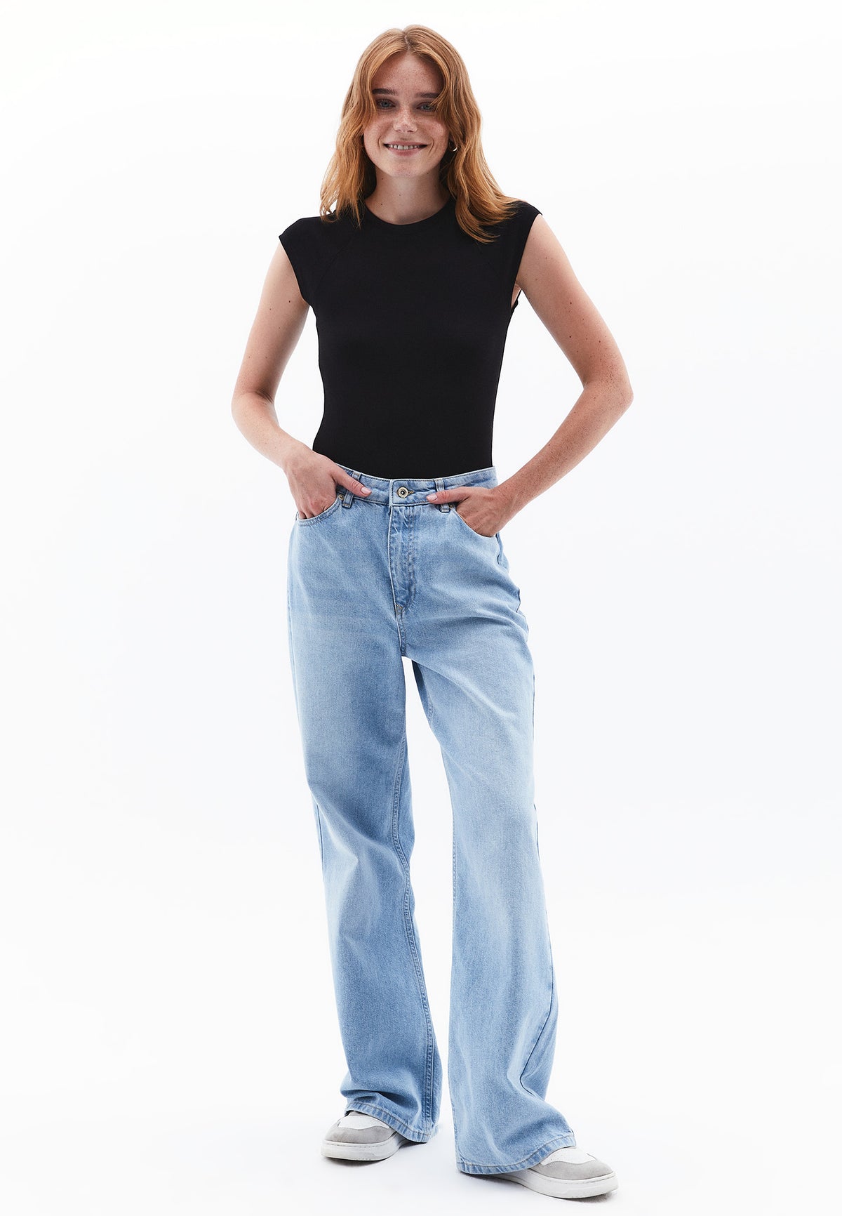 Short Sleeve T-Shirt With Closed Cut - BLACK