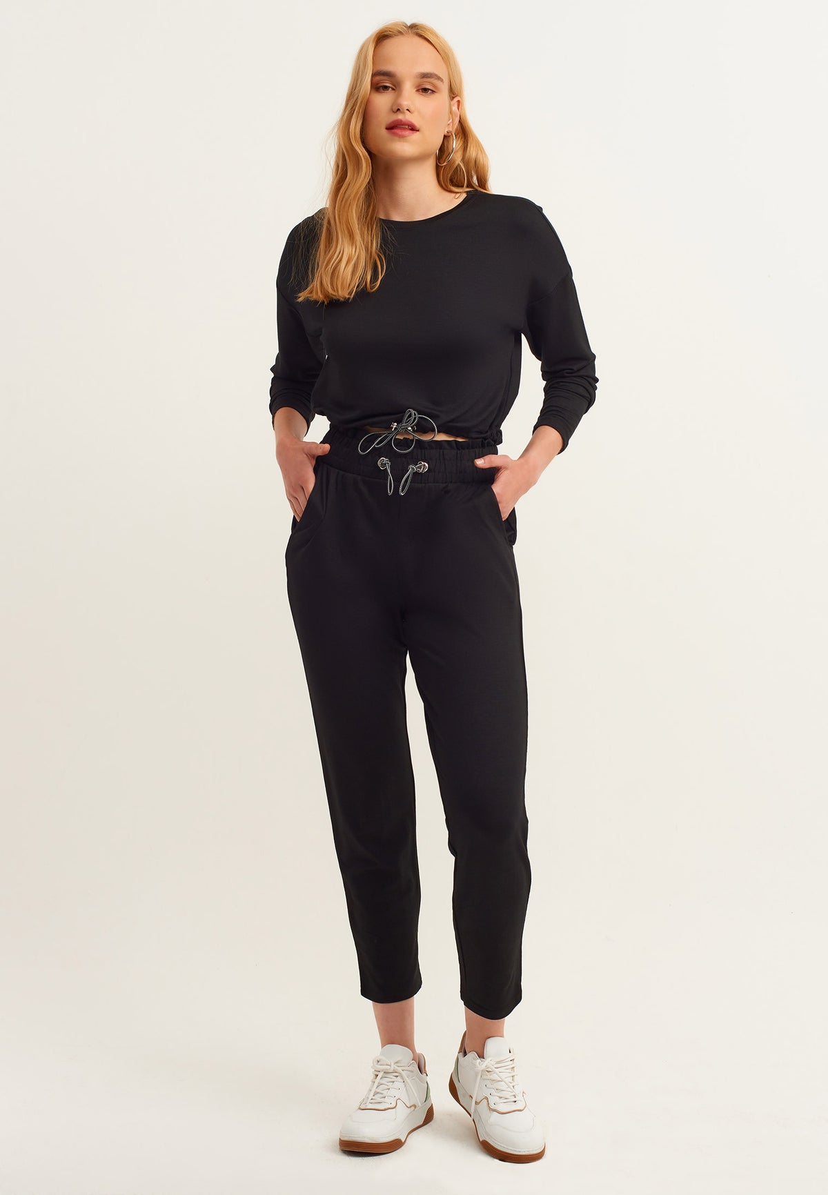 Cropped Crew Neck Long Sleeve Sweatshirt - BLACK