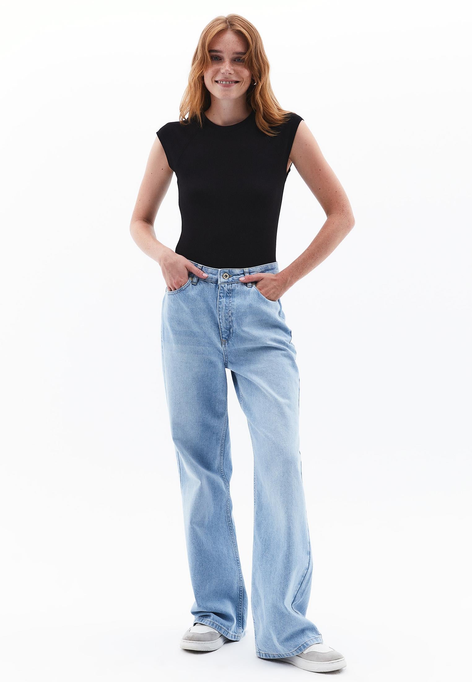 Short Sleeve T-Shirt With Closed Cut - BLACK