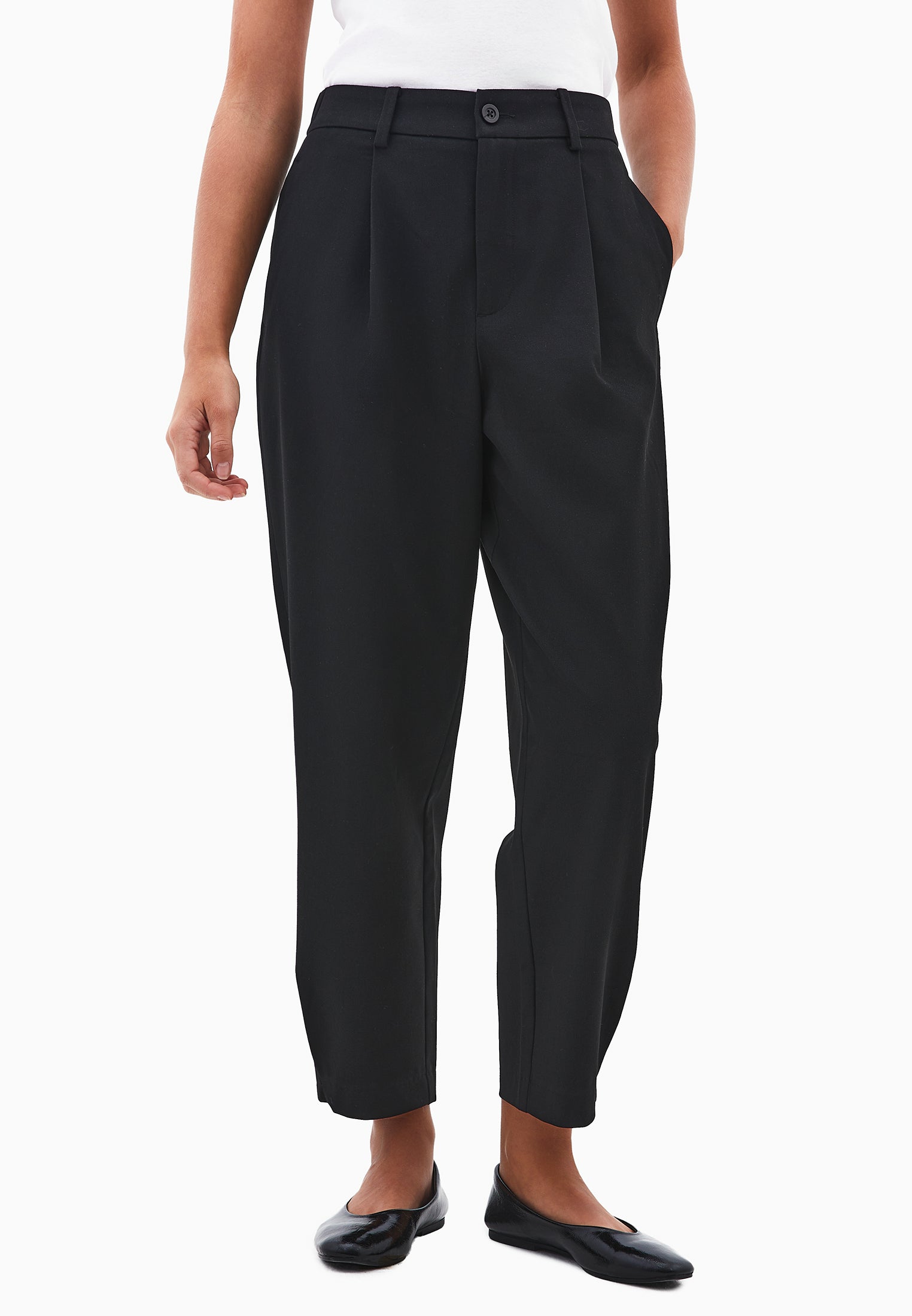 Balloon Form Pleated Carrot Leg Pants - BLACK