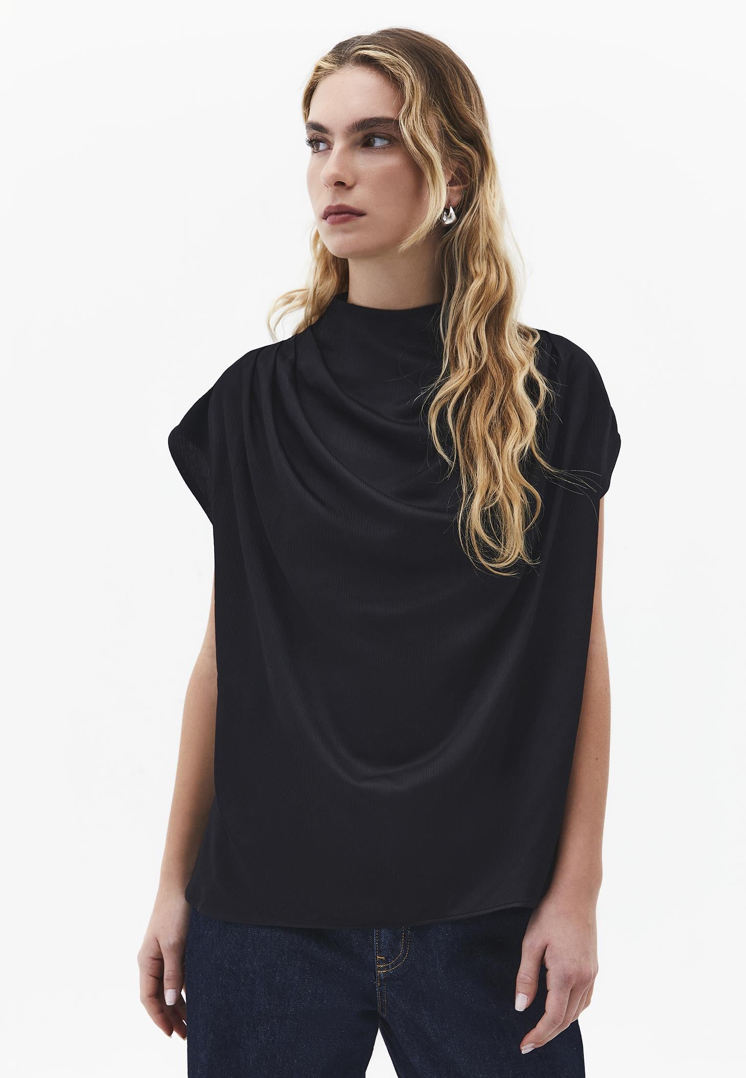 Dégaje Neck Sleeveless Blouse - BLACK