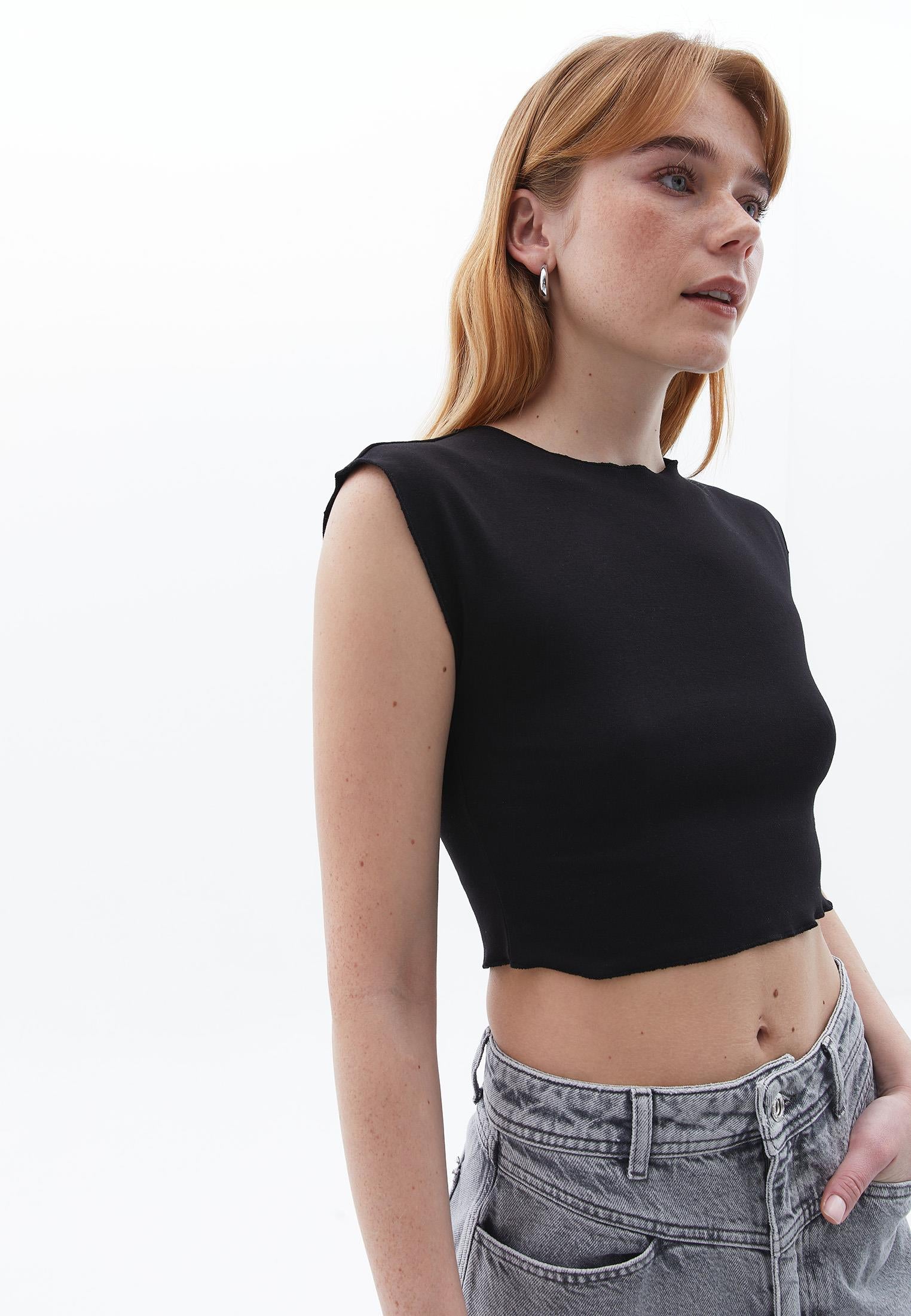 Crew Neck Short Sleeve Slim Fit Cropped T-Shirt - BLACK