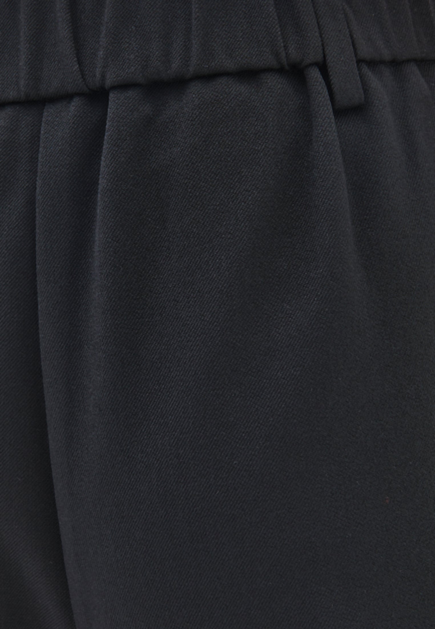 Balloon Form Pleated Carrot Leg Pants - BLACK