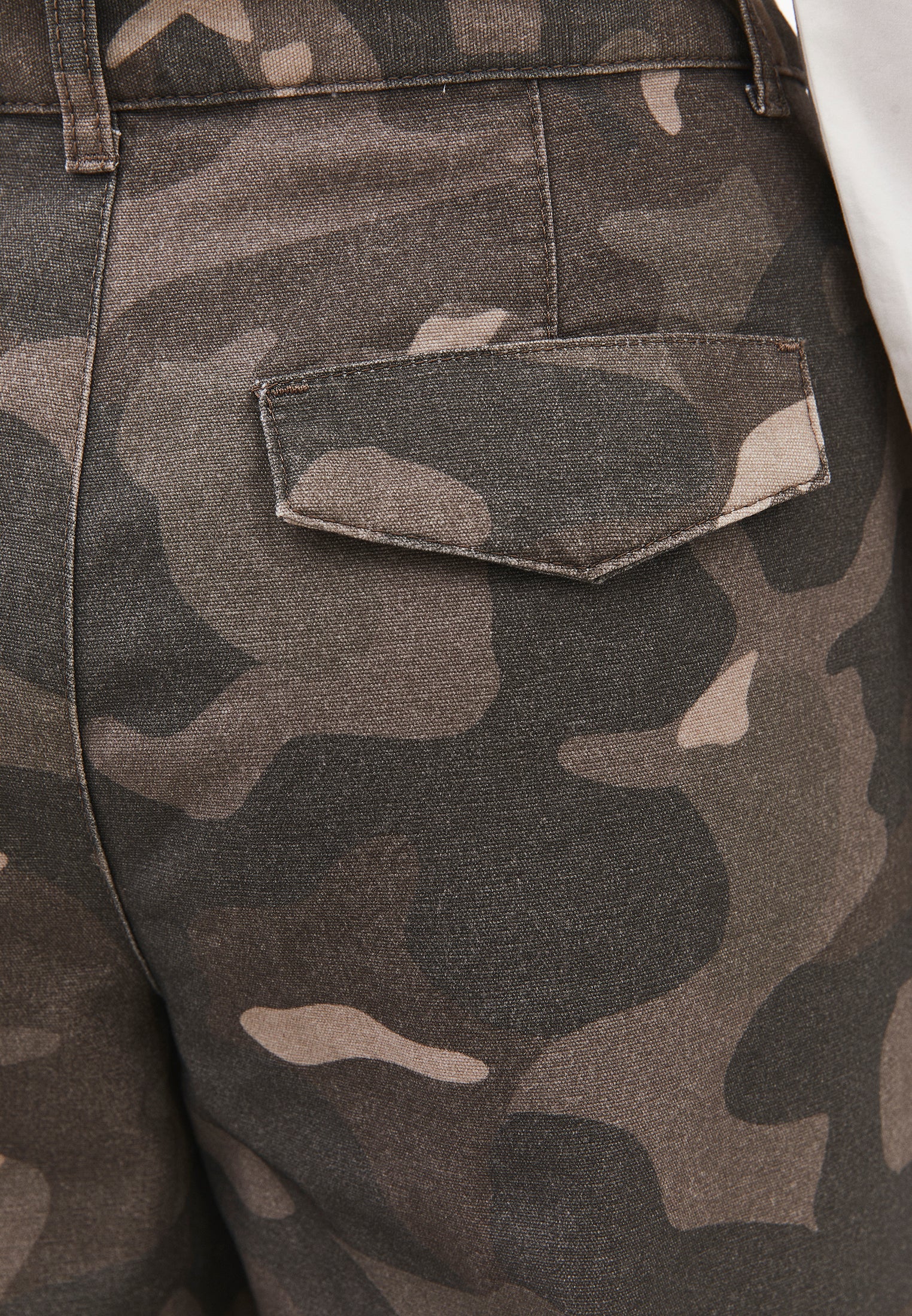 Camouflage Patterned Barrel Leg Cargo Pants - CAMO COMB