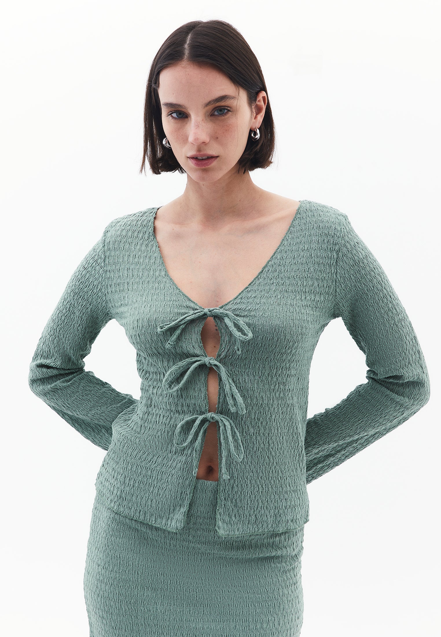 V Neck T-Shirt - LILY PAD
