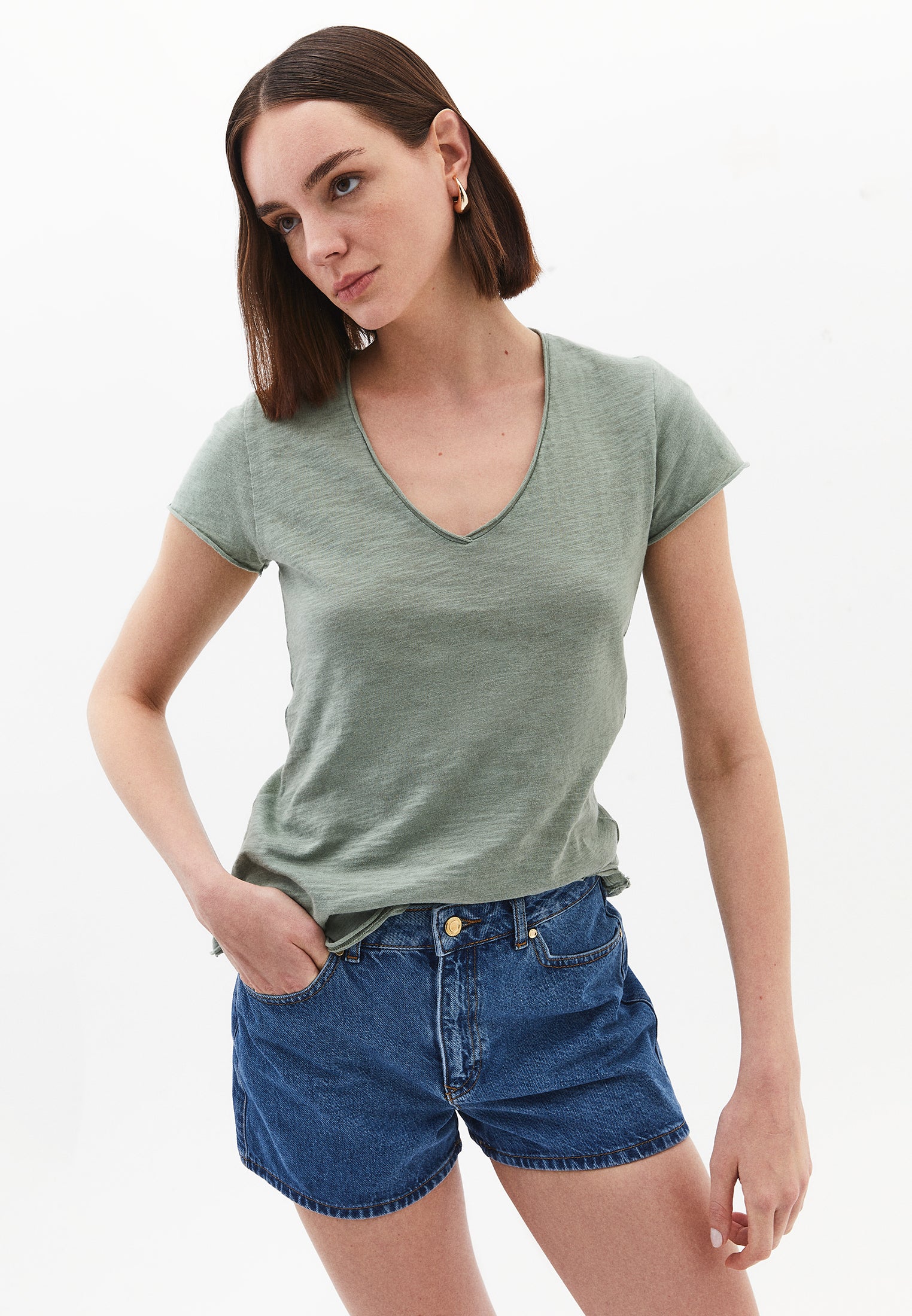 V Neck T-Shirt - LILY PAD