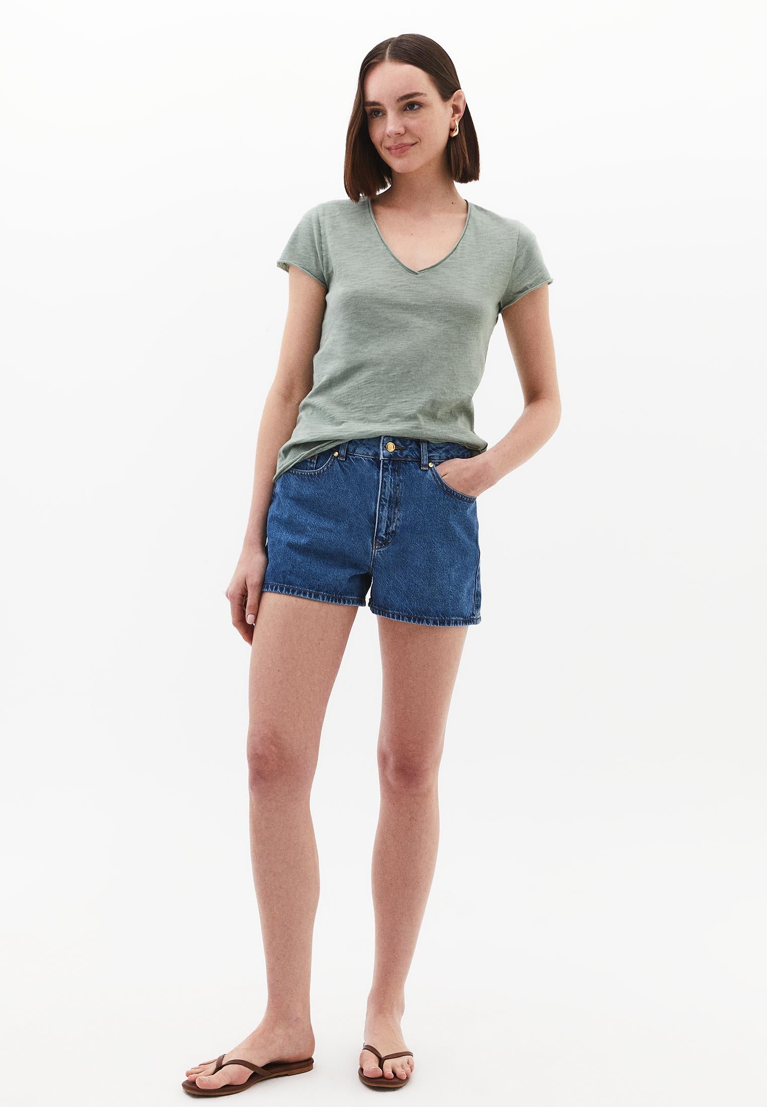 V Neck T-Shirt - LILY PAD