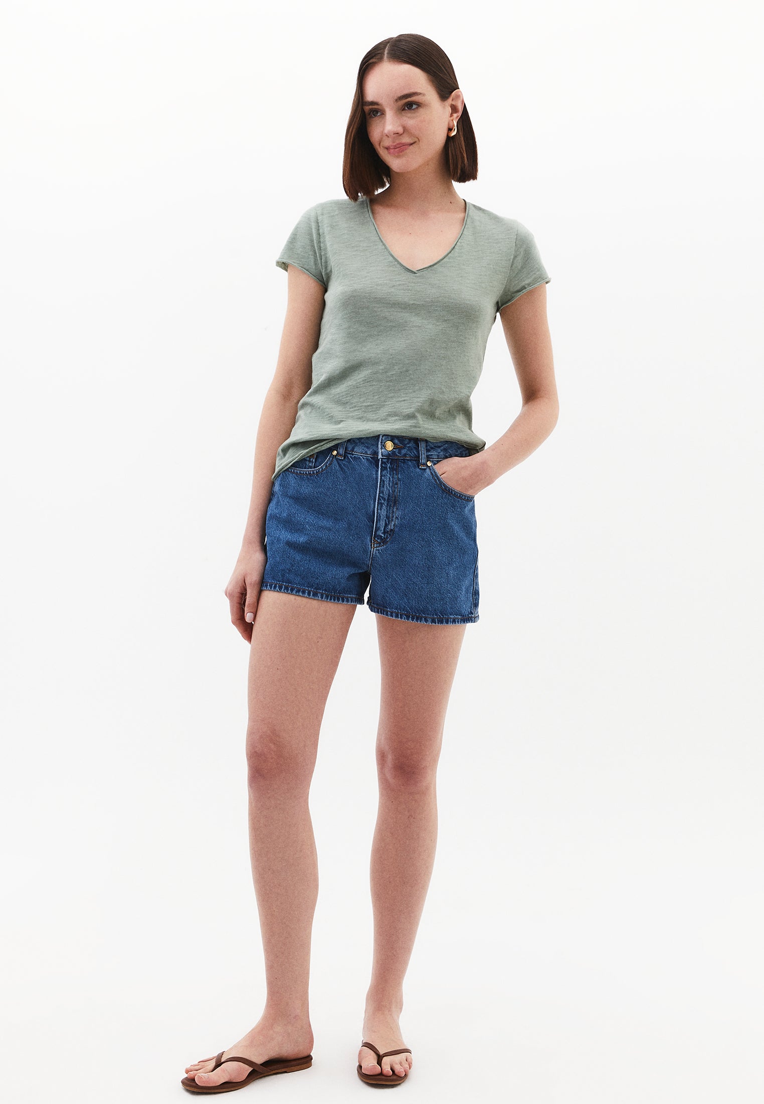 V Neck T-Shirt - LILY PAD