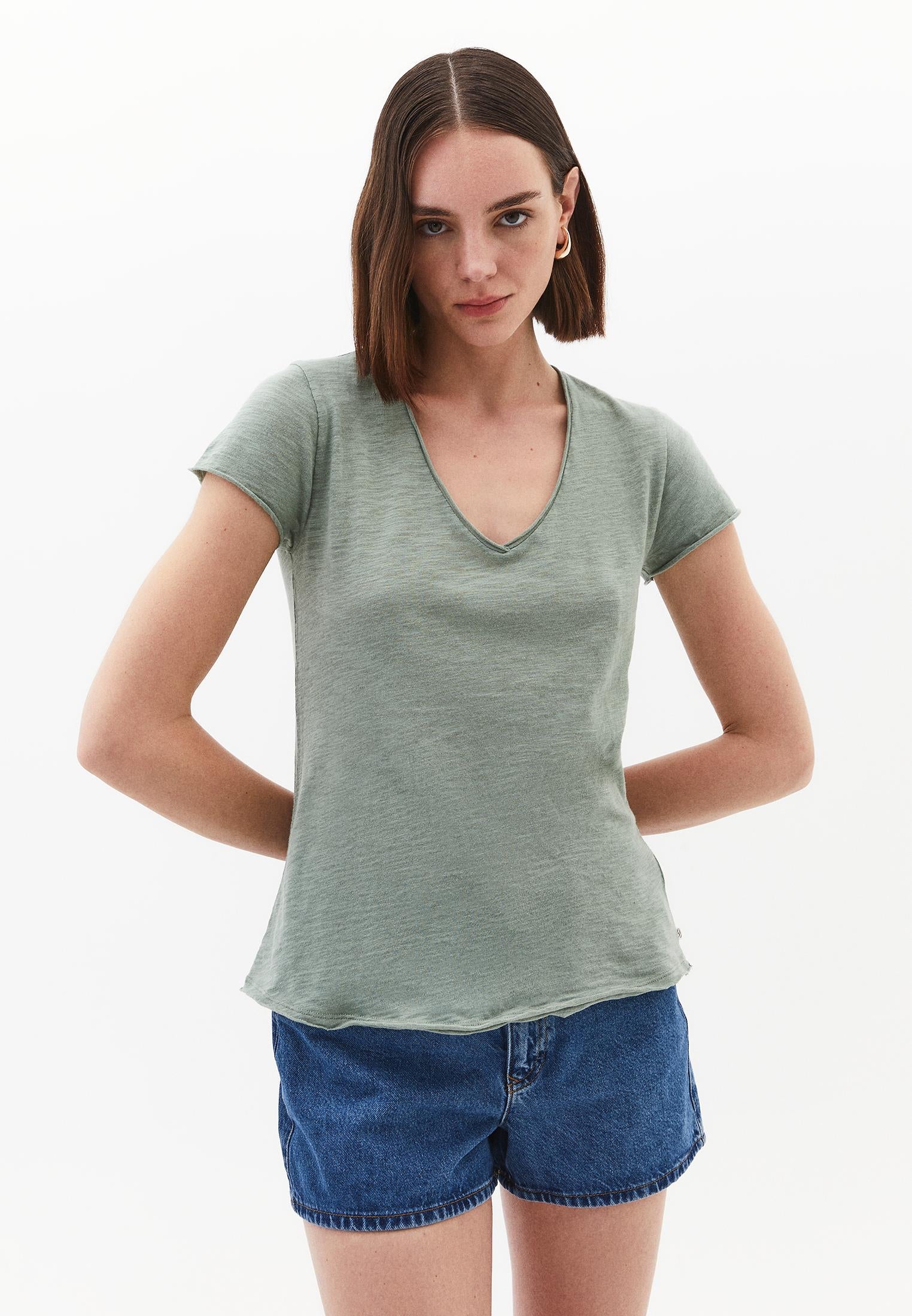 V Neck T-Shirt - LILY PAD