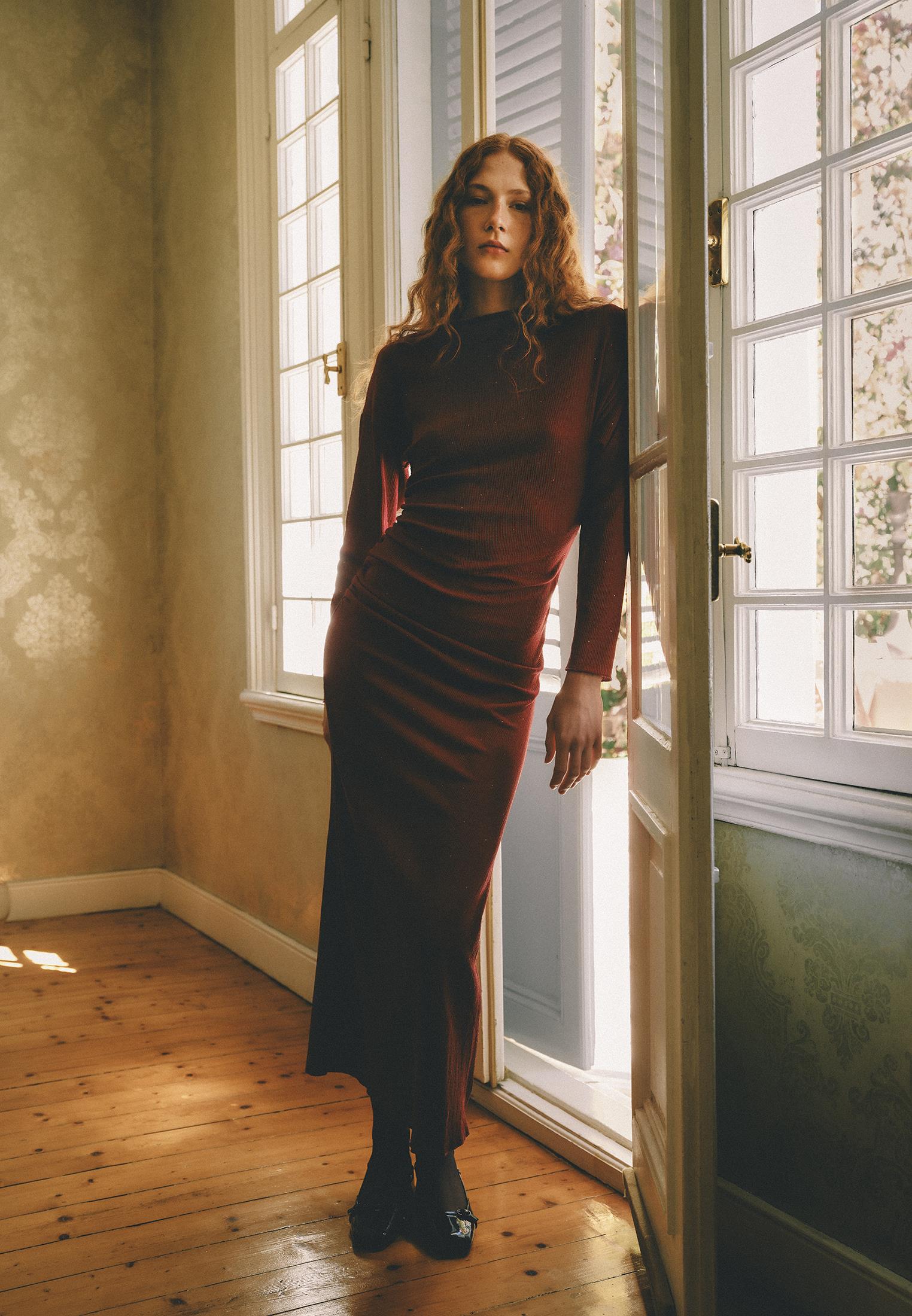 Long Dress With Ruched Crew Neck - RUMBA RED